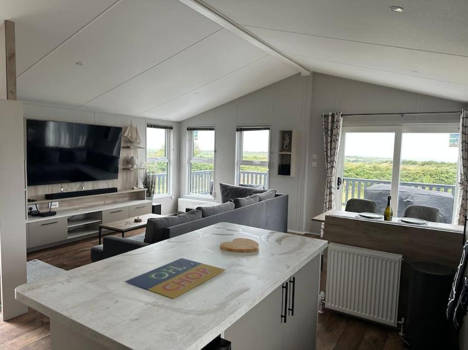 Modern Lodge With Amazing Views New Quay Exteriör bild