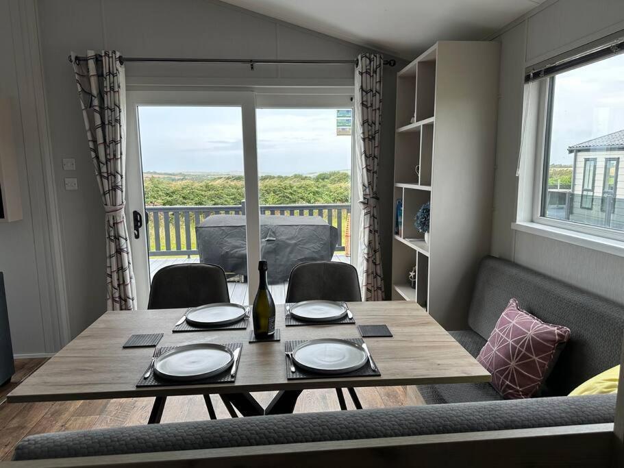 Modern Lodge With Amazing Views New Quay Exteriör bild